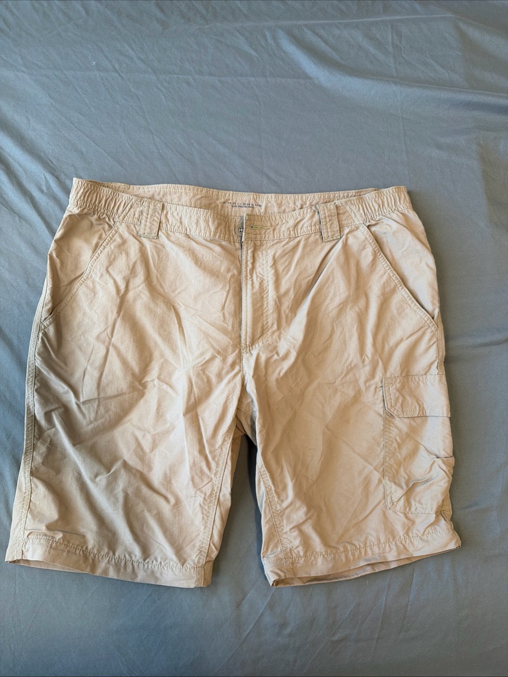 Columbia Men's Khaki Elastic-Waist Outdoor Cargo Shorts